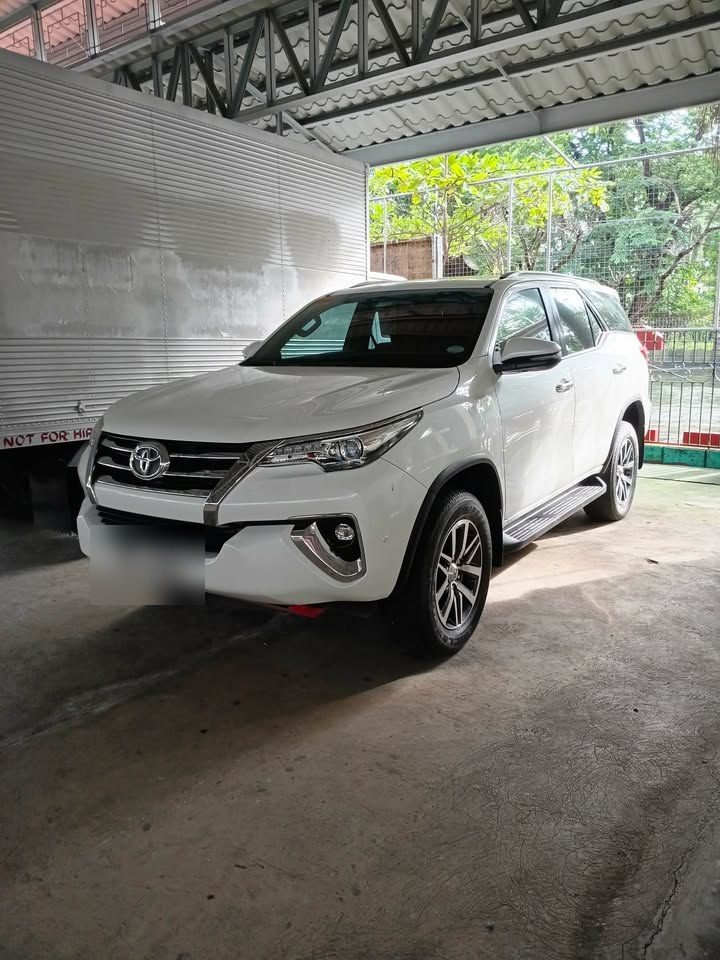 Toyota Fortuner 2.4 4x2 Diesel AT (White)